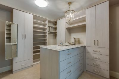 Custom Closet Features